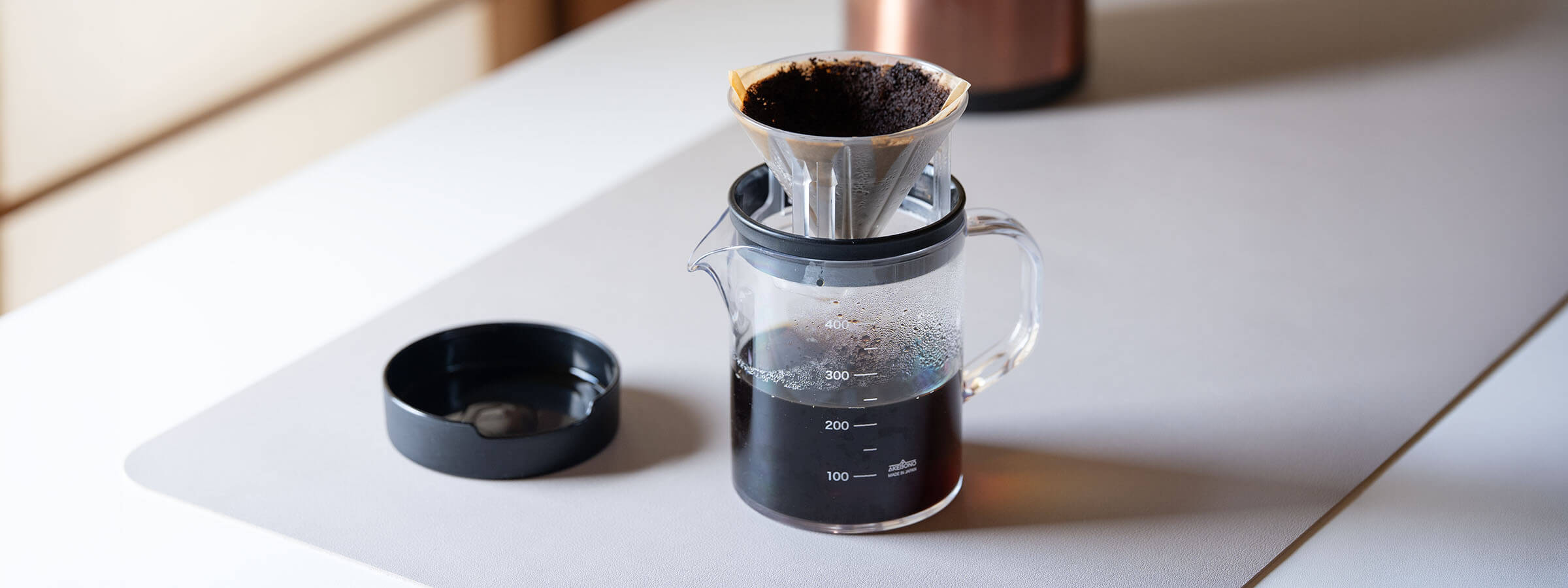 Japanese high-quality coffeeware featuring a clear pour-over coffee dripper and a graduated 400ml glass carafe for a premium slow coffee experience.