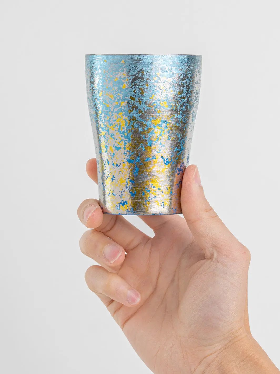 Hand holding blue HORIE tumbler from front, 250ml