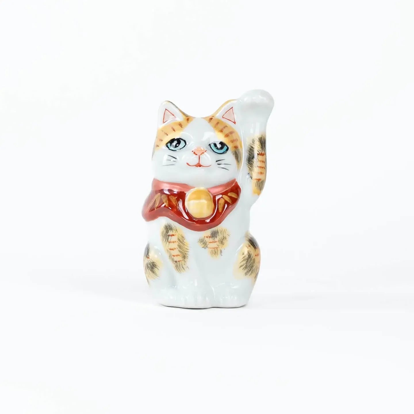 Hand-painted Kutani ceramic lucky cat, left paw raised, 8.7cm – front view.