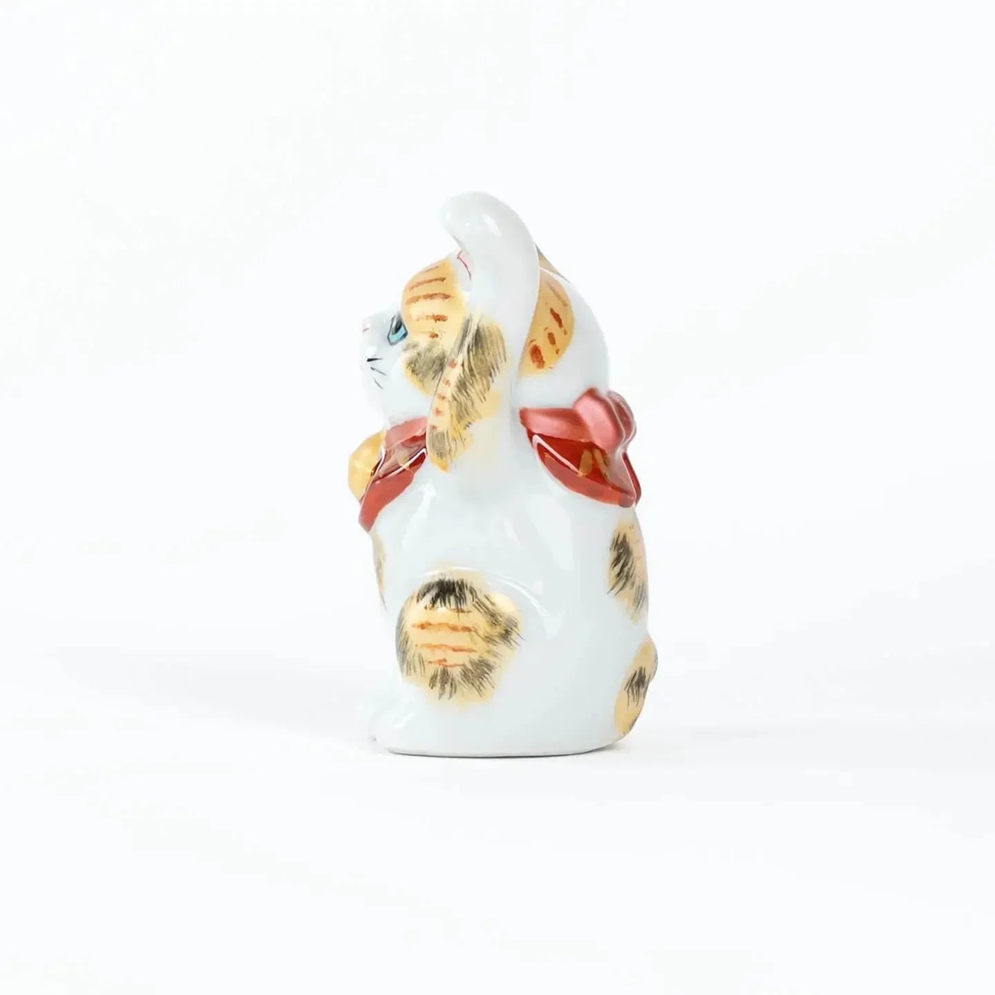 Kutani-yaki lucky cat figurine, 8.7cm, left paw raised – left side angle.