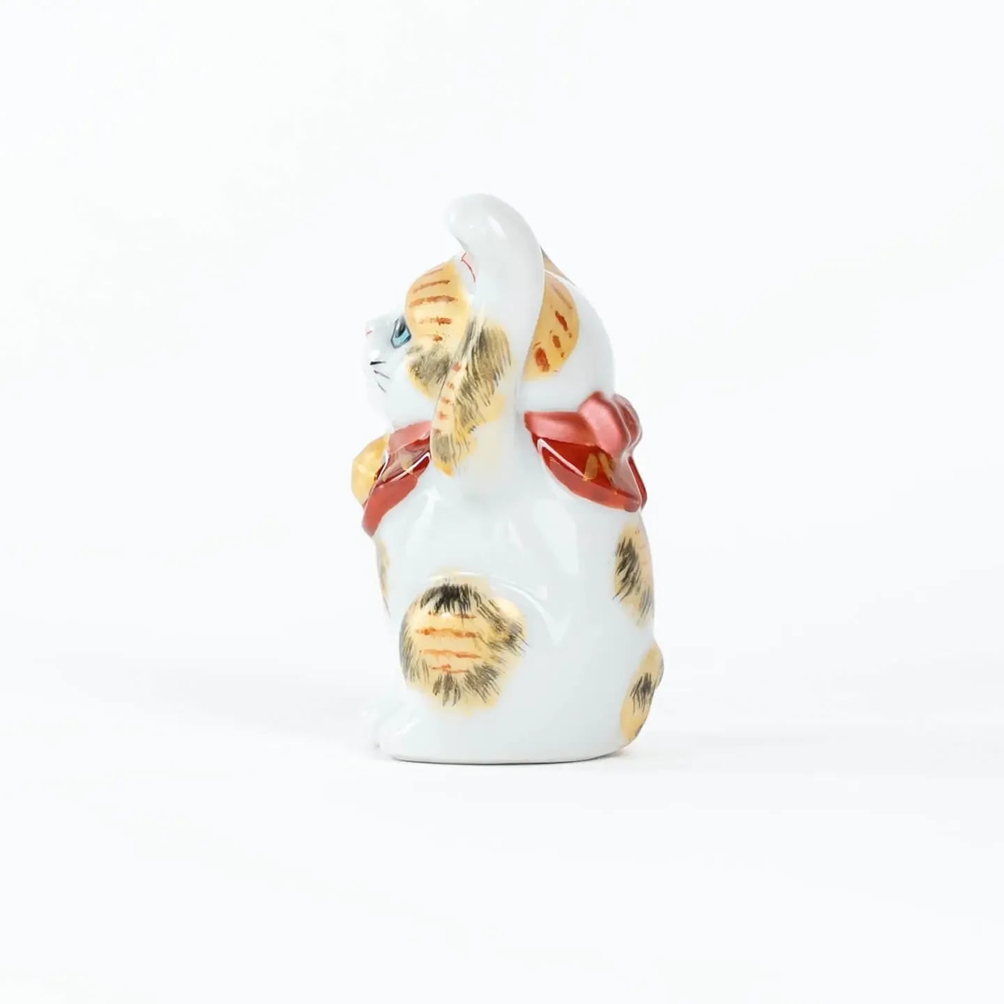 Kutani-yaki lucky cat figurine, 8.7cm, left paw raised – left side angle.