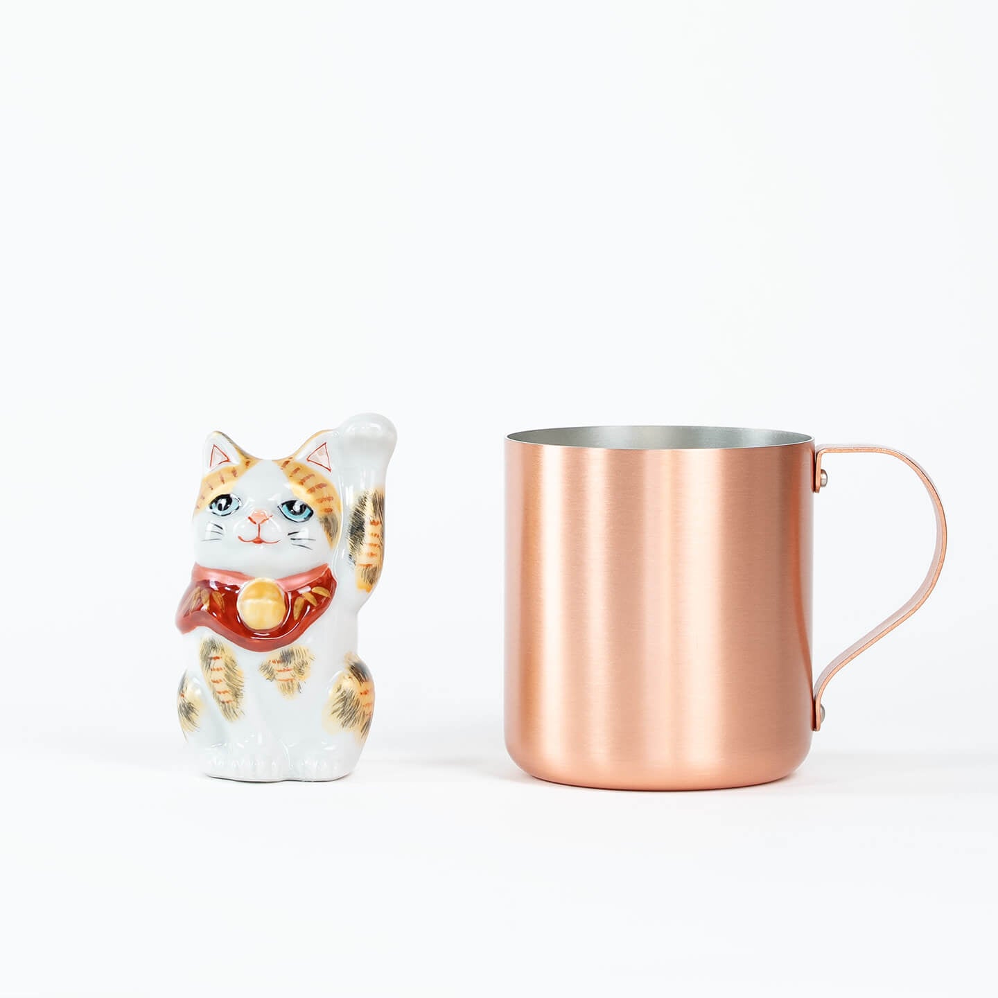 Size comparison of 8.7cm Kutani ceramic lucky cat with a mug.