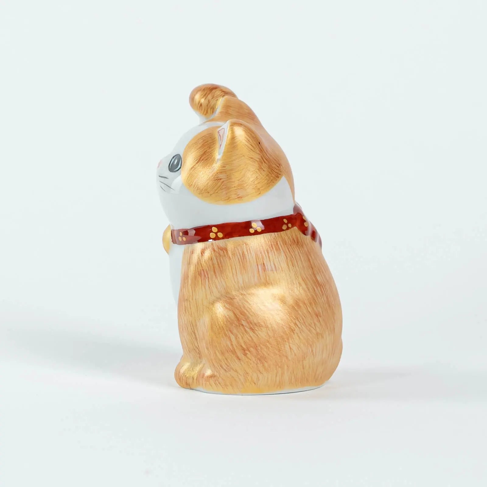 Kutani-yaki lucky cat figurine, 10cm, right paw raised – left side angle.