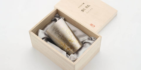 Warum einen Titan-Becher wählen? Entdecken Sie die Schönheit und Brillanz der HORIE Taiko-Serie. 