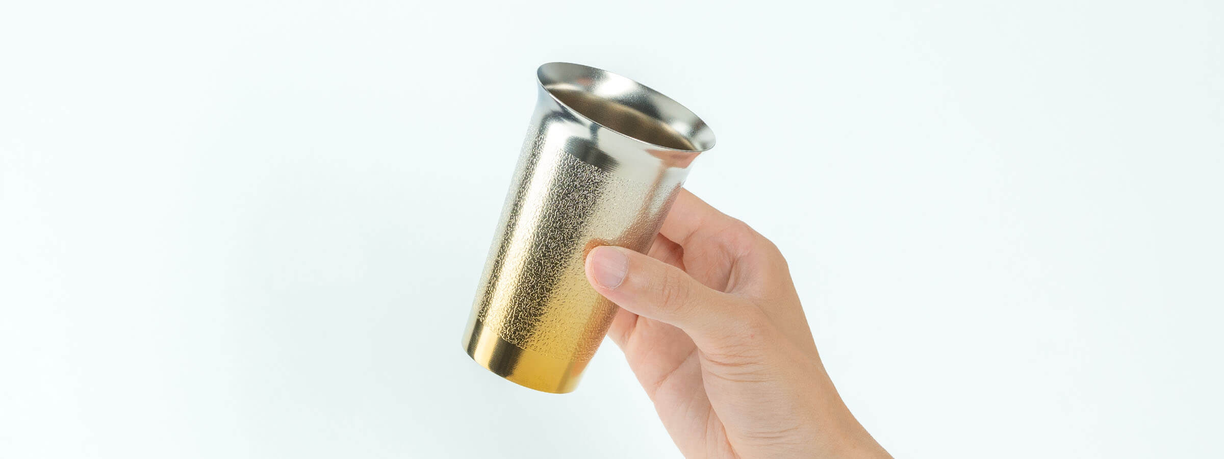 Crafted from titanium, this beer cup creates a fine, creamy foam that enhances every sip. Turn your everyday beer into a richer, more enjoyable drinking experience.