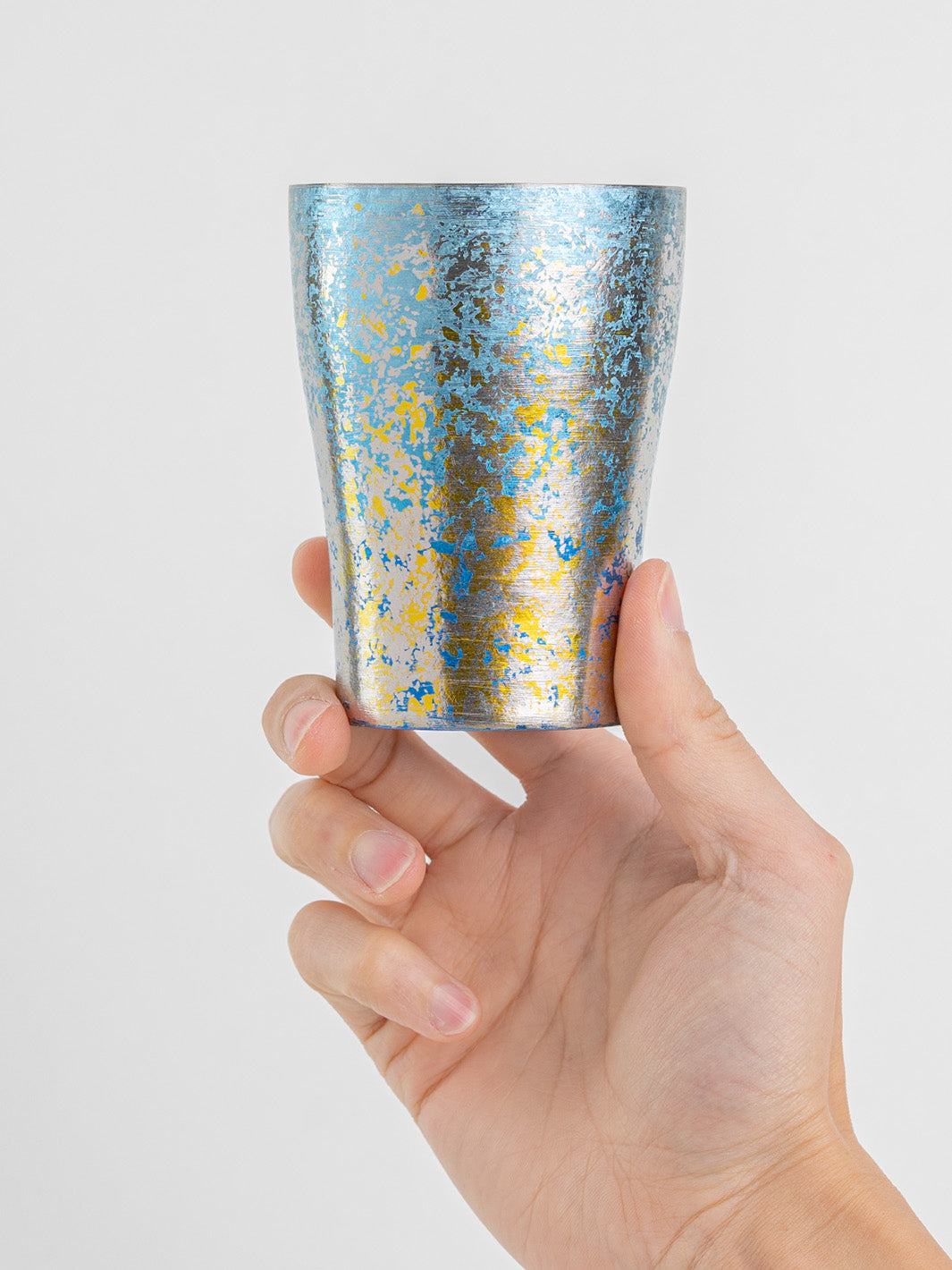 Hand holding blue HORIE tumbler from front, 250ml