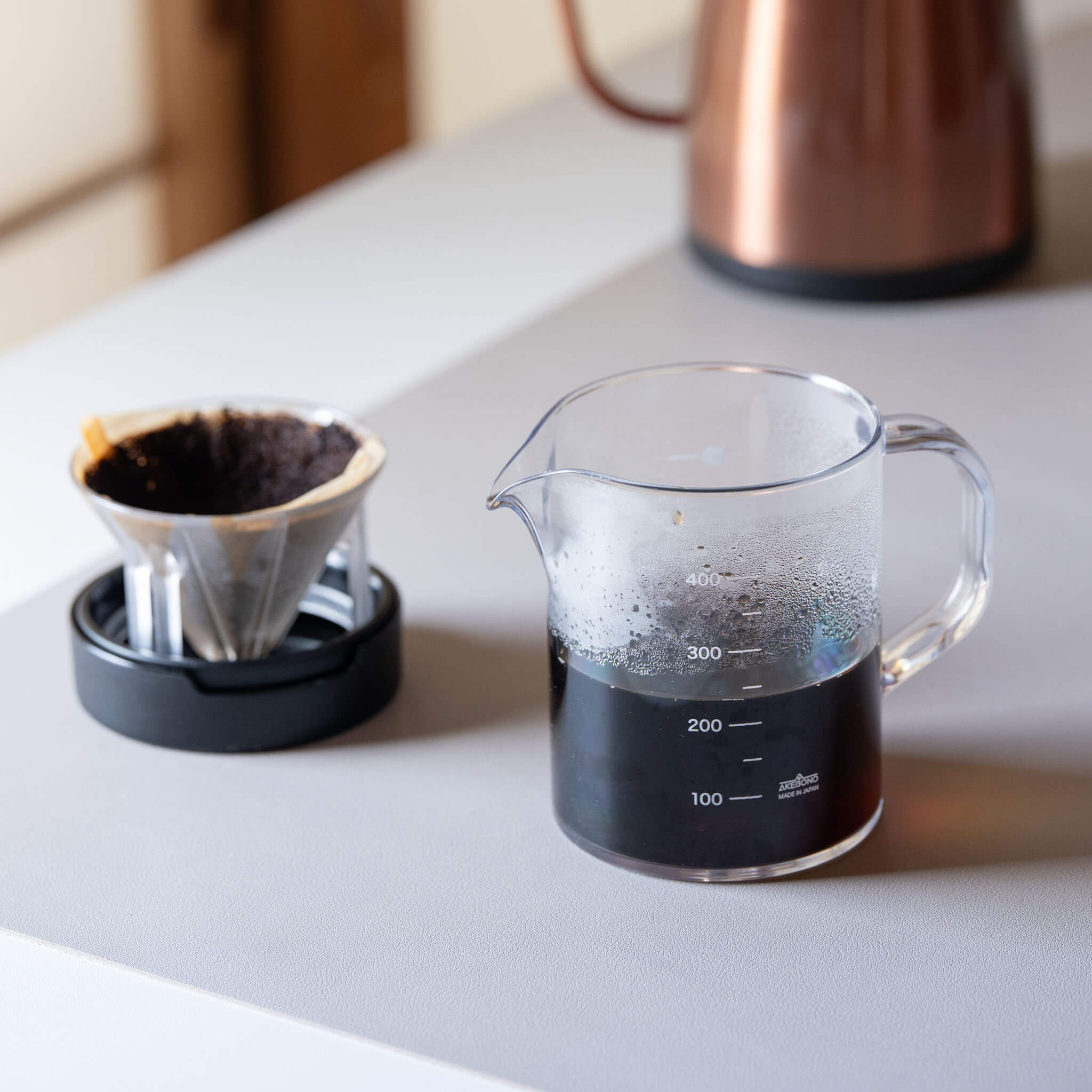 STRON Compact Dripper Set with freshly brewed coffee in glass server 